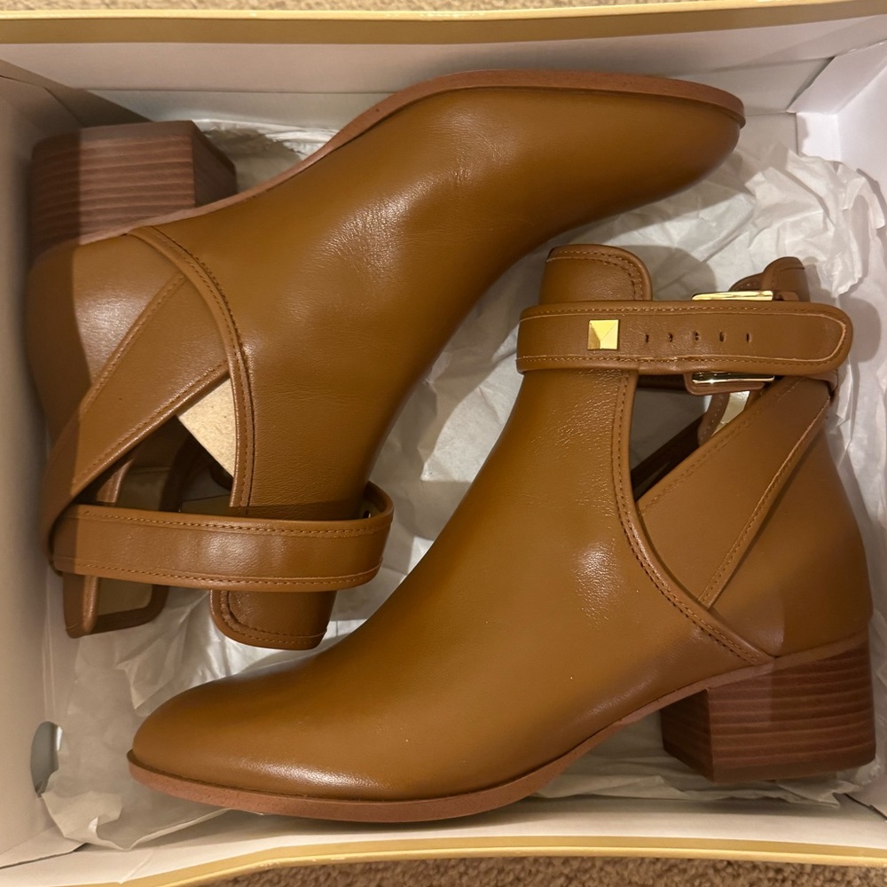 Michael by Michael Kors Britton bootie in light brown leather, size 6, like new